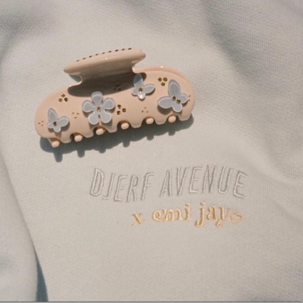 Djerf Avenue x Emi Jay LA Pop Up White Embellished Daisy Claw Clip